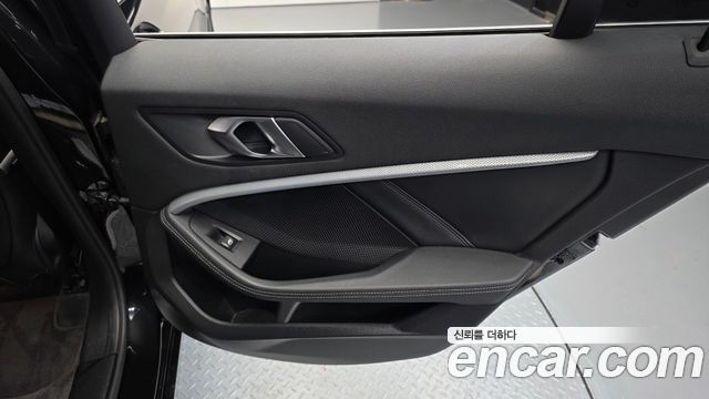 BMW 1-Series 2022 — photo 15