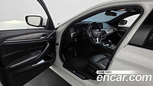 BMW 5-Series 2017 — photo 10