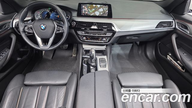 BMW 5-Series 2018 — photo 10