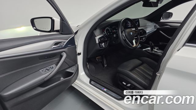 BMW 5-Series 2018 — photo 13