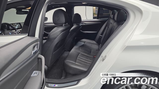 BMW 5-Series 2018 — photo 17