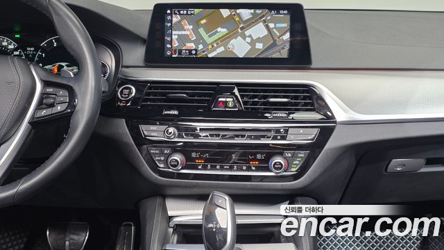 BMW 5-Series 2018 — photo 18