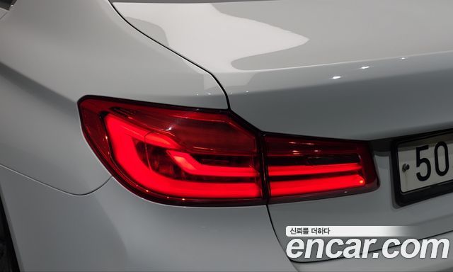 BMW 5-Series 2018 — photo 9