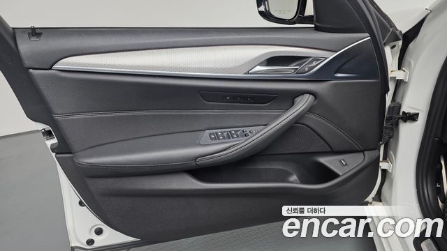 BMW 5-Series 2018 — photo 14
