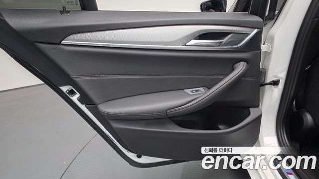 BMW 5-Series 2018 — photo 15
