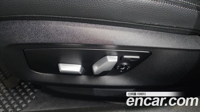 BMW 5-Series 2018 — photo 31