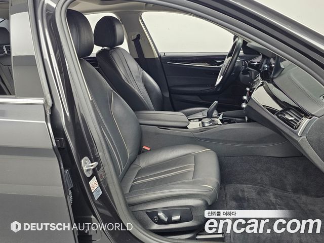 BMW 5-Series 2019 — photo 10