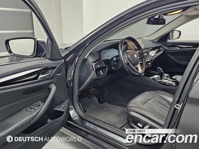 BMW 5-Series 2019 — photo 11