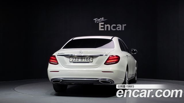 Mercedes-Benz E-Class 2017 — photo 4