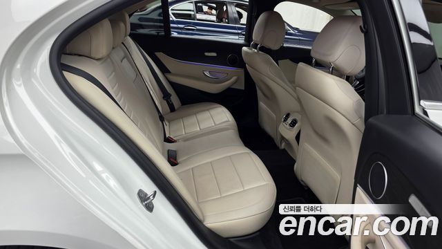 Mercedes-Benz E-Class 2017 — photo 12