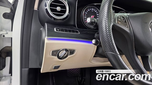 Mercedes-Benz E-Class 2017 — photo 16