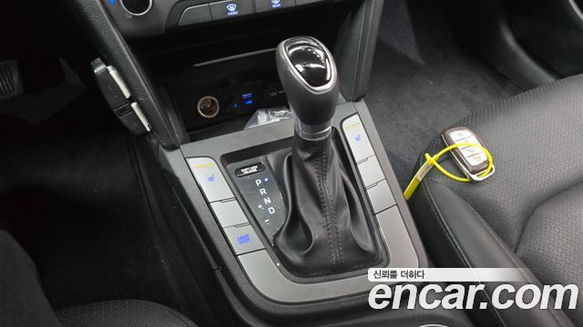 Hyundai AVANTE 2017 — photo 12