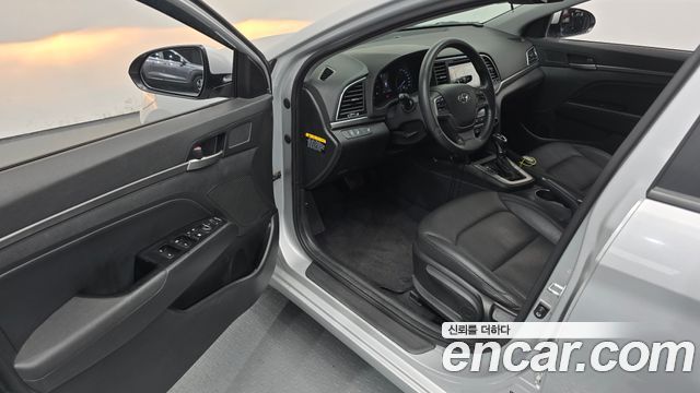 Hyundai AVANTE 2017 — photo 13
