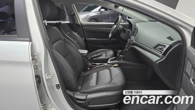 Hyundai AVANTE 2017 — photo 17