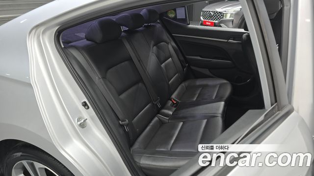 Hyundai AVANTE 2017 — photo 18
