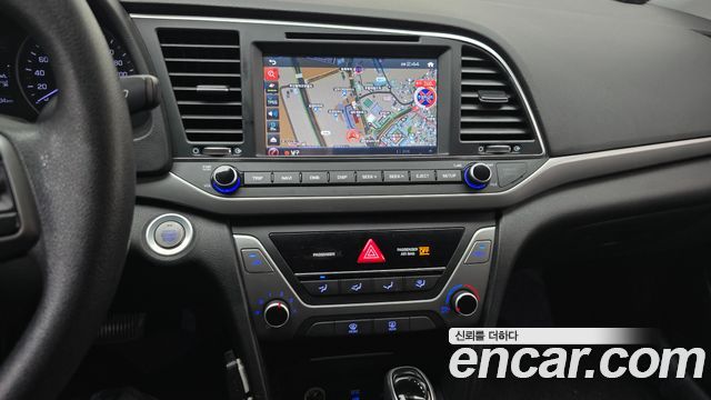 Hyundai AVANTE 2017 — photo 19