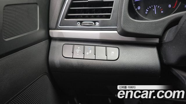 Hyundai AVANTE 2017 — photo 25