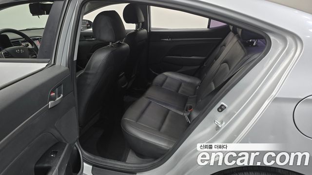 Hyundai AVANTE 2017 — photo 16