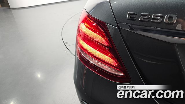 Mercedes-Benz E-Class 2020 — photo 9