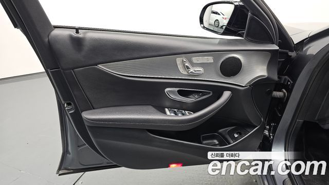 Mercedes-Benz E-Class 2020 — photo 14