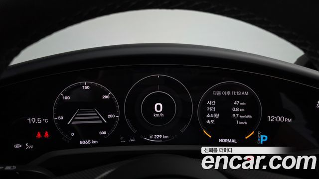 Porsche Taycan 2023 — photo 11