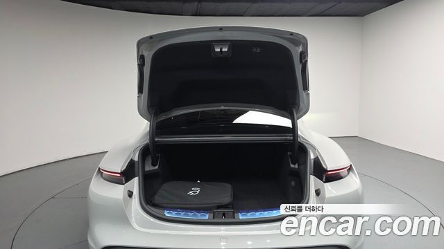 Porsche Taycan 2023 — photo 26