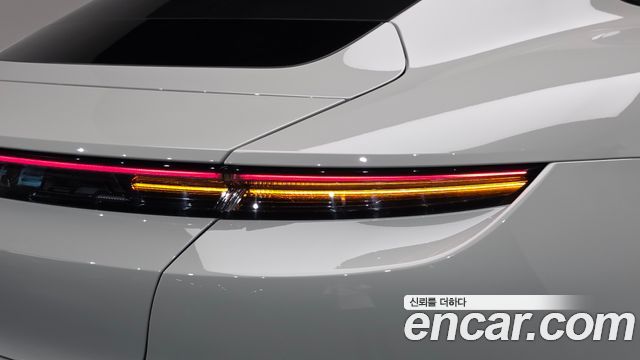 Porsche Taycan 2023 — photo 9