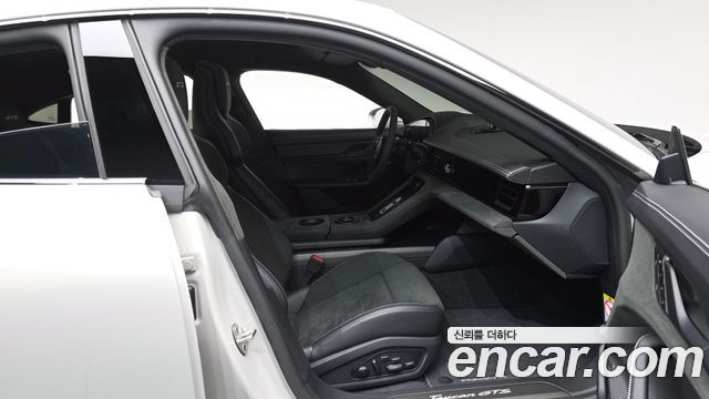 Porsche Taycan 2023 — photo 16