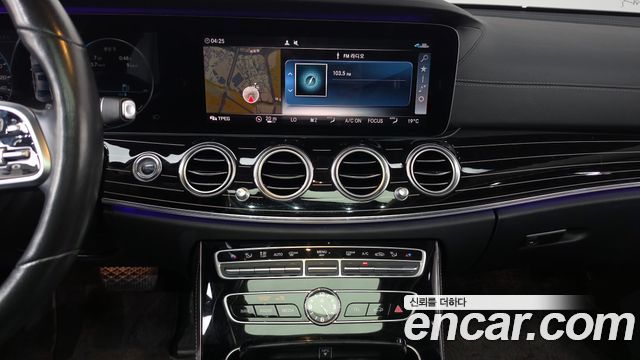 Mercedes-Benz E-Class 2020 — photo 18