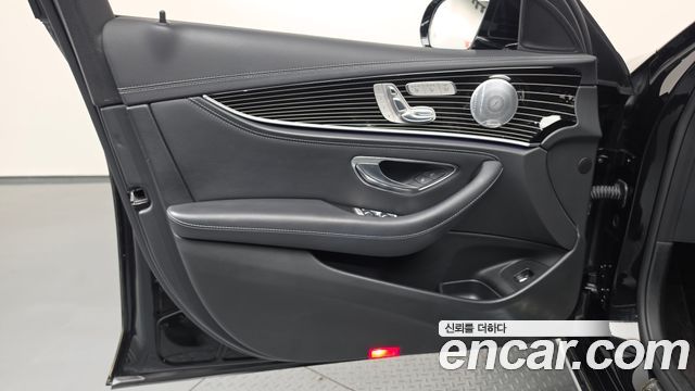 Mercedes-Benz E-Class 2020 — photo 14