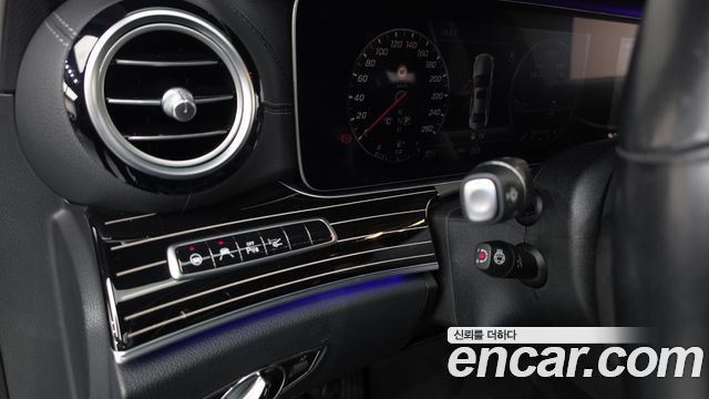 Mercedes-Benz E-Class 2020 — photo 29