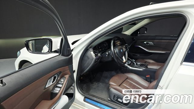 BMW 3-Series 2021 — photo 10