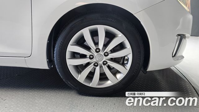 Kia Carens 2015 — photo 7