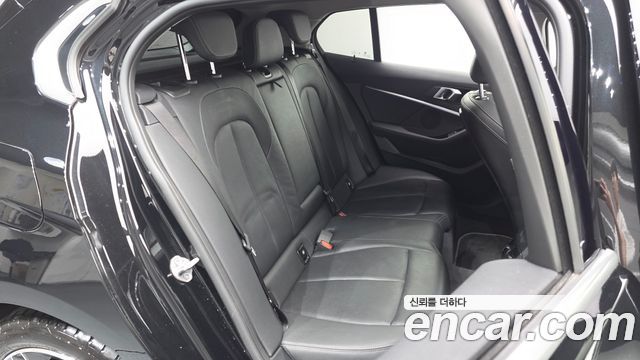 BMW 1-Series 2022 — photo 17