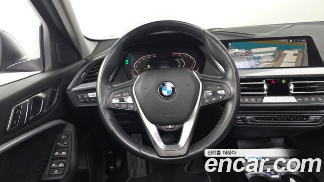 BMW 1-Series 2022 — photo 18