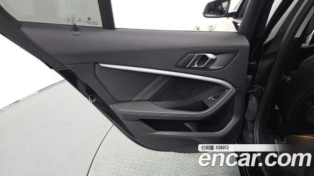 BMW 1-Series 2022 — photo 15