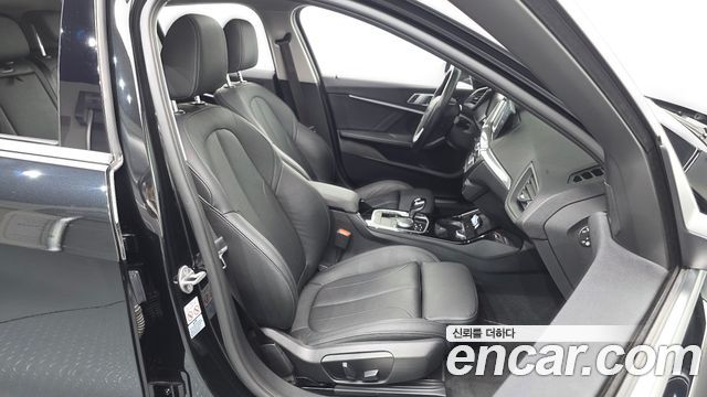 BMW 1-Series 2022 — photo 16