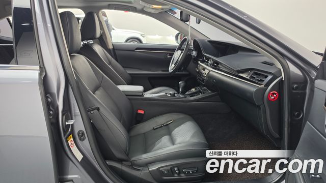 Lexus ES 2015 — photo 11