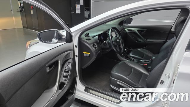 Hyundai AVANTE 2015 — photo 13