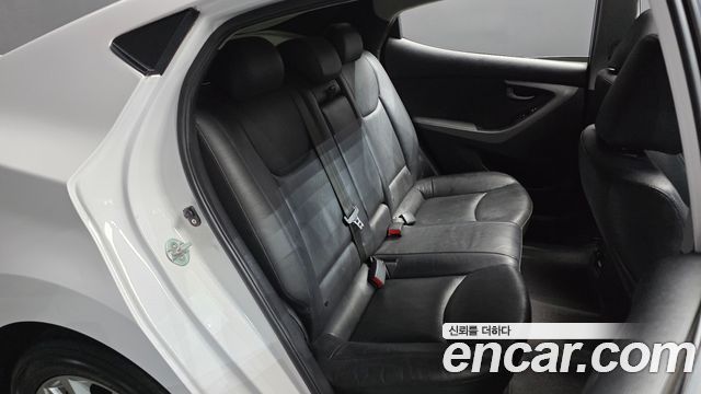 Hyundai AVANTE 2015 — photo 17