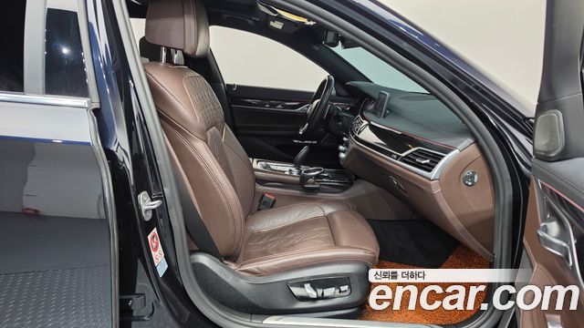 BMW 7-Series 2017 — photo 11