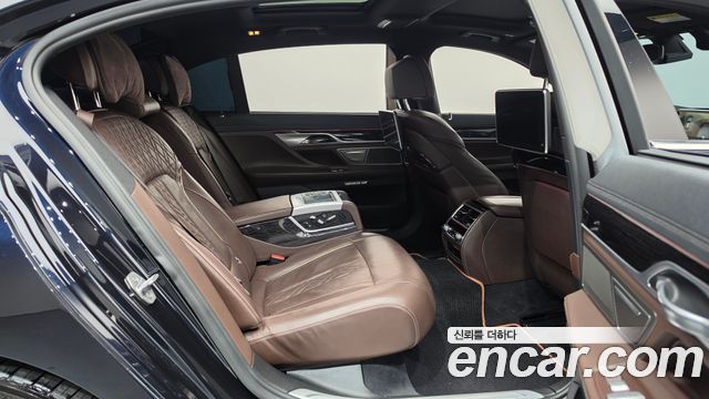 BMW 7-Series 2017 — photo 12