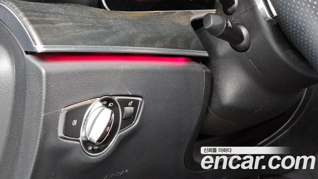 Mercedes-Benz E-Class 2021 — photo 19
