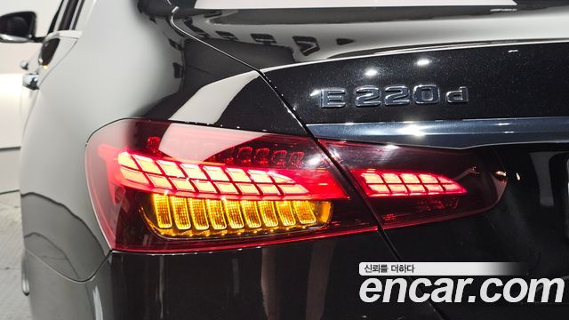 Mercedes-Benz E-Class 2021 — photo 9