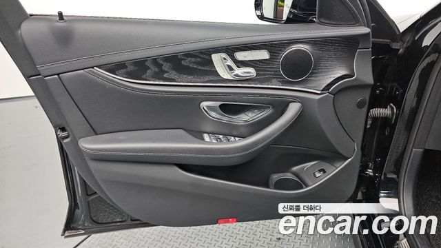 Mercedes-Benz E-Class 2021 — photo 14