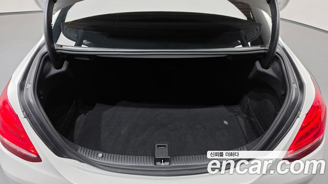 Mercedes-Benz C-Class 2018 — photo 16