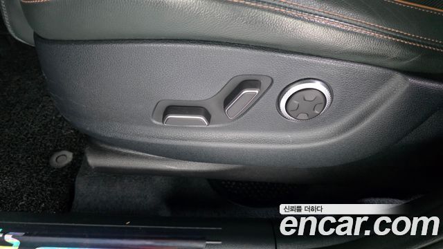 Genesis GV70 2021 — photo 31