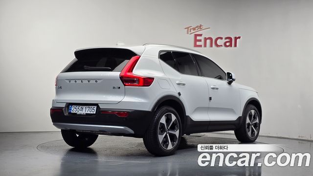 Volvo XC40 2025 — photo 2