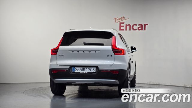 Volvo XC40 2025 — photo 4
