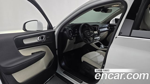 Volvo XC40 2025 — photo 13